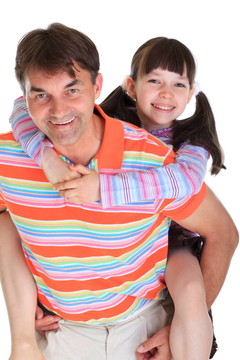 爸爸抱著女兒