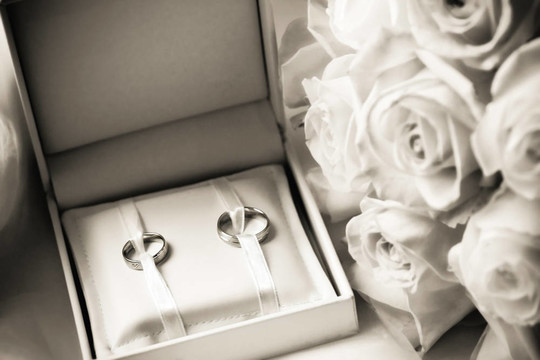 帶花束的結(jié)婚戒指