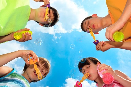 吹泡泡的孩子們