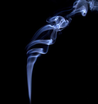 黑色背景上升起的煙霧