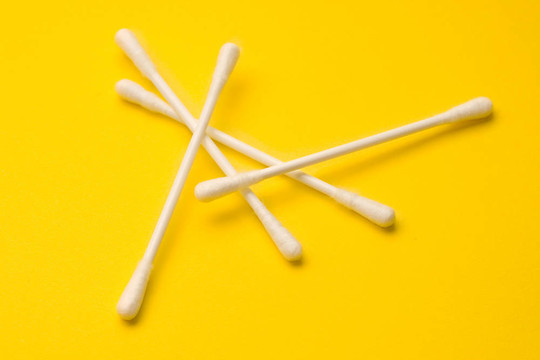 棉拭子中分離的黃色背景