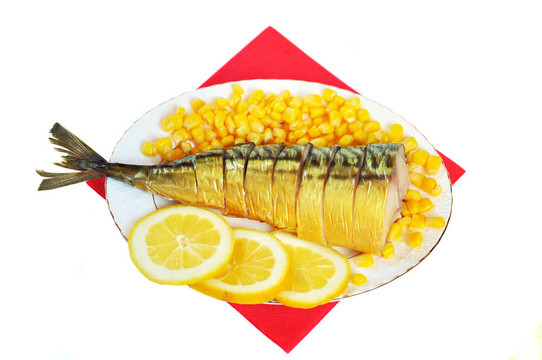 熱熏鯖魚檸檬和玉米