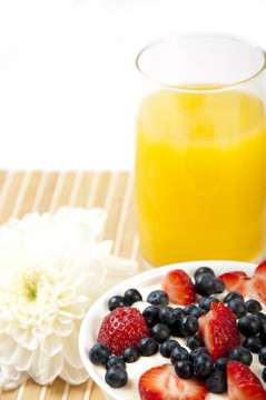 早餐果汁；桌上的面包和浆果