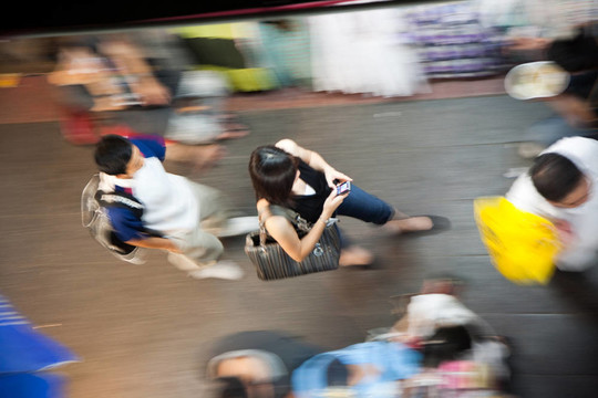 人們走在人行道上