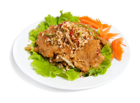 在盤子上用花生醬牛肉