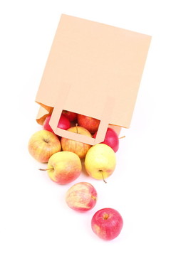 購(gòu)物棕色禮品袋和蘋(píng)果隔離