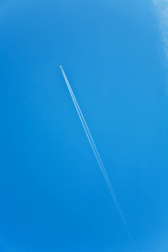 藍色的天空中有一架飛機的軌跡分析