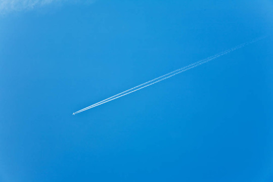 藍色的天空中有一架飛機的軌跡分析
