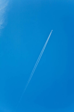 藍色的天空中有一架飛機的軌跡分析
