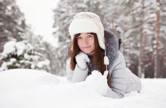 躺在雪地上的女孩