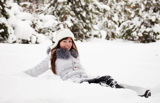 躺在雪上的女人