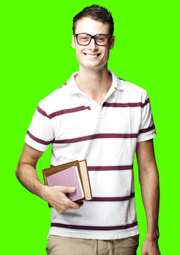 男子拿著書