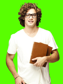 男子拿著書