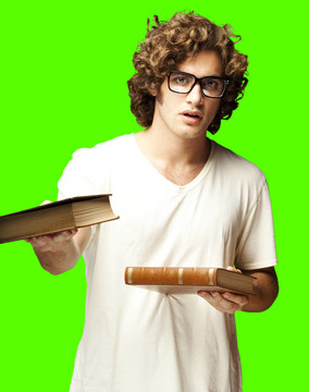 男子拿著書