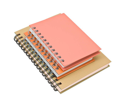 一堆環(huán)粘結劑書或筆記本