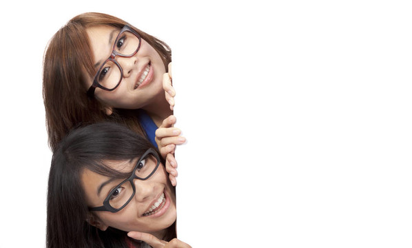 兩個(gè)微笑和美麗的女孩背后的白板