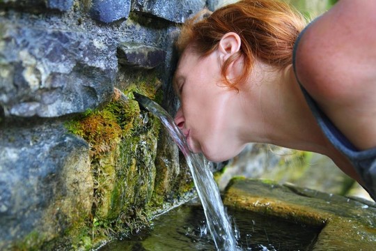 泉水女人飲用水