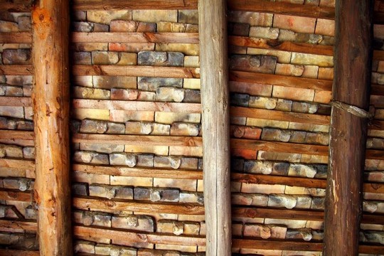 粘土廣場屋頂瓦吊頂室內(nèi)木梁