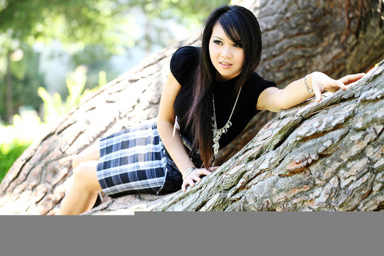年輕的亞裔婦女在橡樹(shù)裙