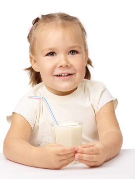 小女孩喝牛奶喝吸管