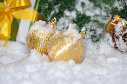 在雪上的金色圣誕節(jié)