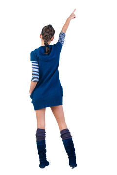 美麗的年輕女子在衣服指著墻壁。后視圖。
