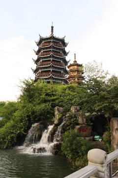在廣西桂嶺鎮(zhèn)的瀑布兩塔
