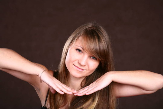 黑發(fā)女人與健康的頭發(fā)