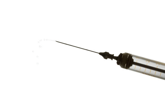 帶白色針頭的醫(yī)用注射器