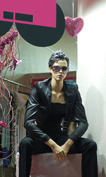 穿manneq精品櫥窗