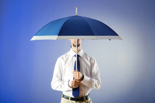 商人手里拿著雨傘在辦公室