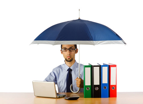 商人手里拿著雨傘在辦公室
