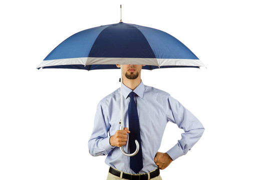 商人手里拿著雨傘在辦公室