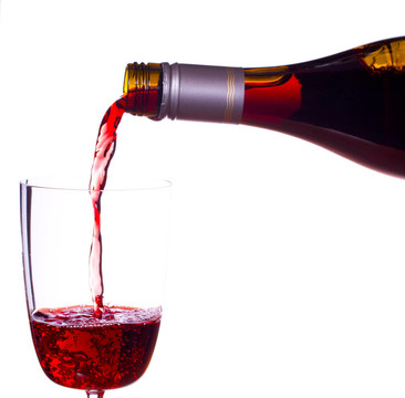 紅葡萄酒被倒進(jìn)玻璃