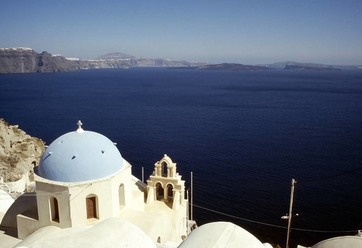 圣托里尼島；Cyclades；希臘。教堂；在伊亞村；在倒塌的火山口的斜坡