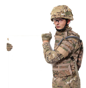 現(xiàn)代士兵拿著一張海報(bào)