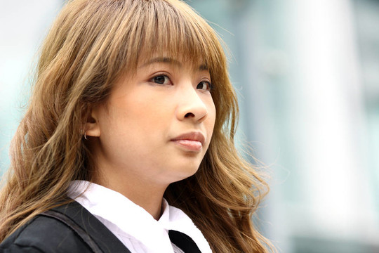 現(xiàn)代戶外建筑走廊中的年輕魅力商業(yè)女性。