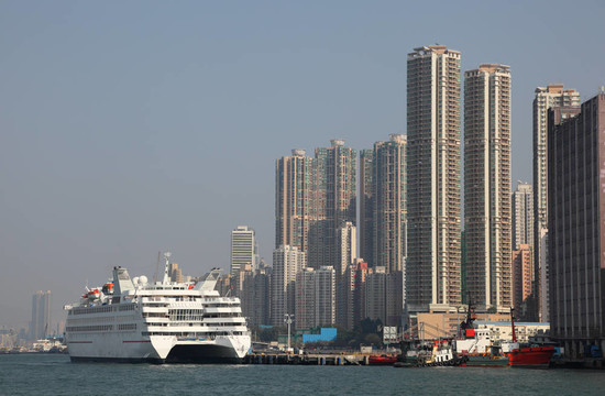 豪华游轮停泊在香港