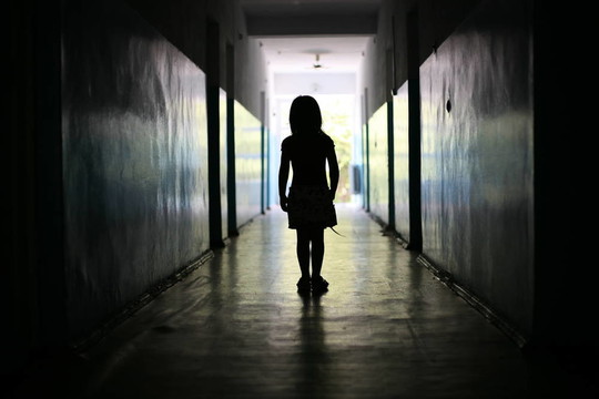 長廊中的小女孩剪影
