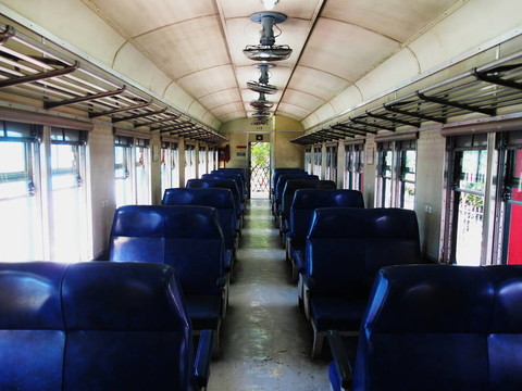 一個廢棄的老火車內(nèi)部