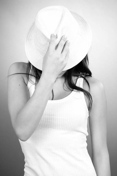 戴帽子的女人敬禮