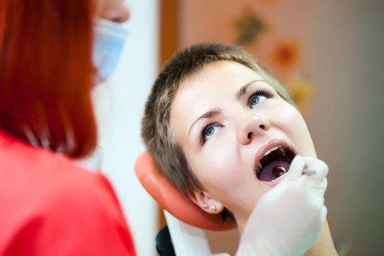 牙科医生在口腔检查中的形象
