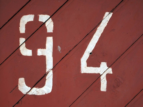 數(shù)字94畫在彩色木材紋理
