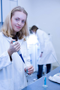 一位女研究员进行实验，在实验室的特写肖像（颜色色调的图像）
