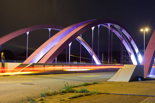 夜晚粉紅色的公路橋