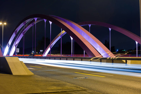 夜晚粉紅色的公路橋