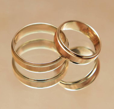 兩個(gè)結(jié)婚戒指