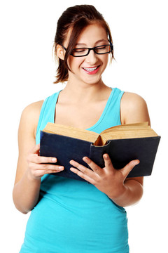 年輕的女孩讀一本書。