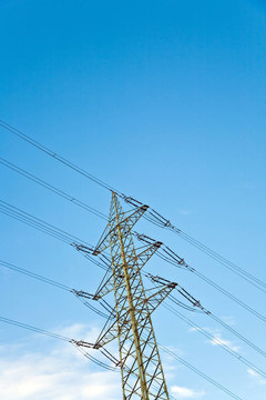 藍紫色天空背景的電源桿