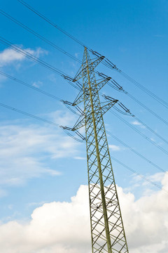 藍(lán)紫色天空背景的電源桿